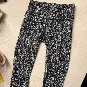 B&W lululemon leggings.